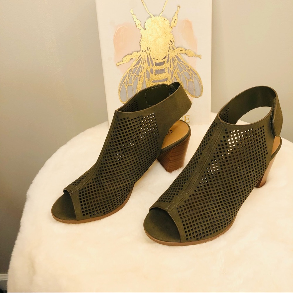 City Classified Roadway Ankle Strap Heel Sandal